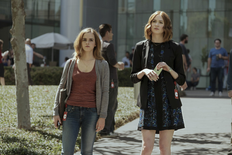 Mae (Emma Watson) und Annie (Karen Gillan) auf dem Circle Campus